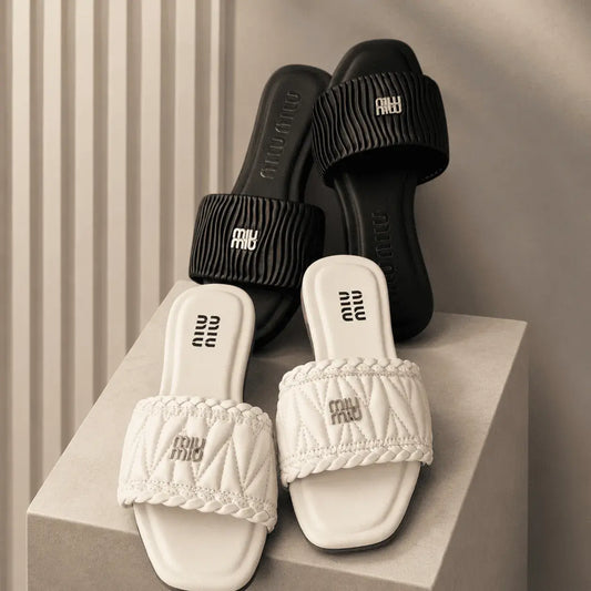 Compra sandalias para mujer estilo lujo casual, diseño acolchado elegante, cómodas y versátiles para combinar con cualquier outfit diario.