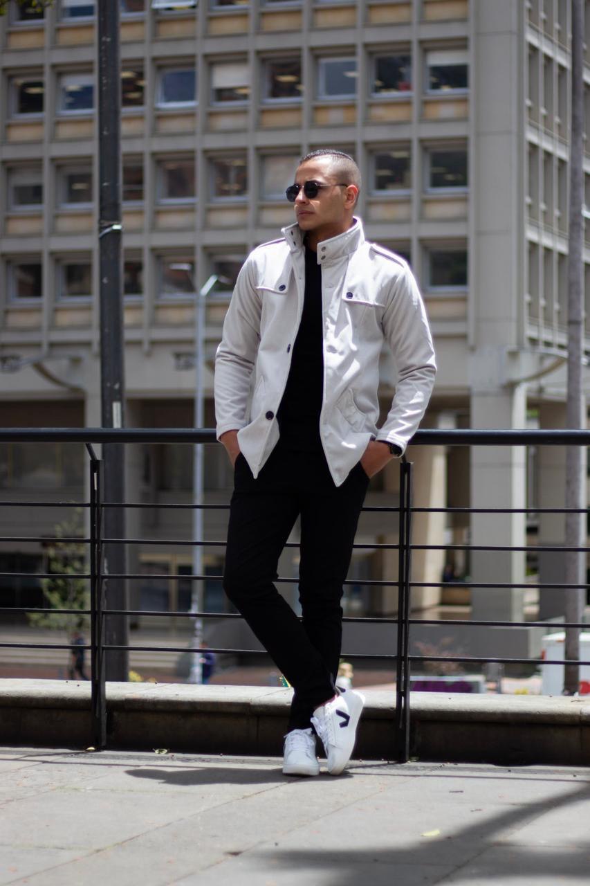 Compra semi gabán formal Grecia en paño suave, disponible en tallas S a XL. Elegancia y abrigo ligero con envío rápido en Colombia.
