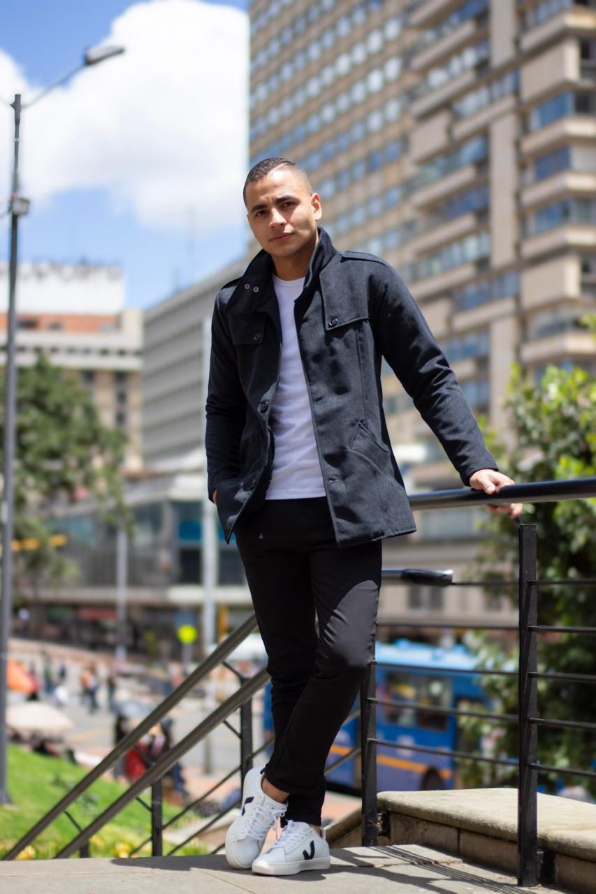 Compra semi gabán formal Grecia en paño suave, disponible en tallas S a XL. Elegancia y abrigo ligero con envío rápido en Colombia.