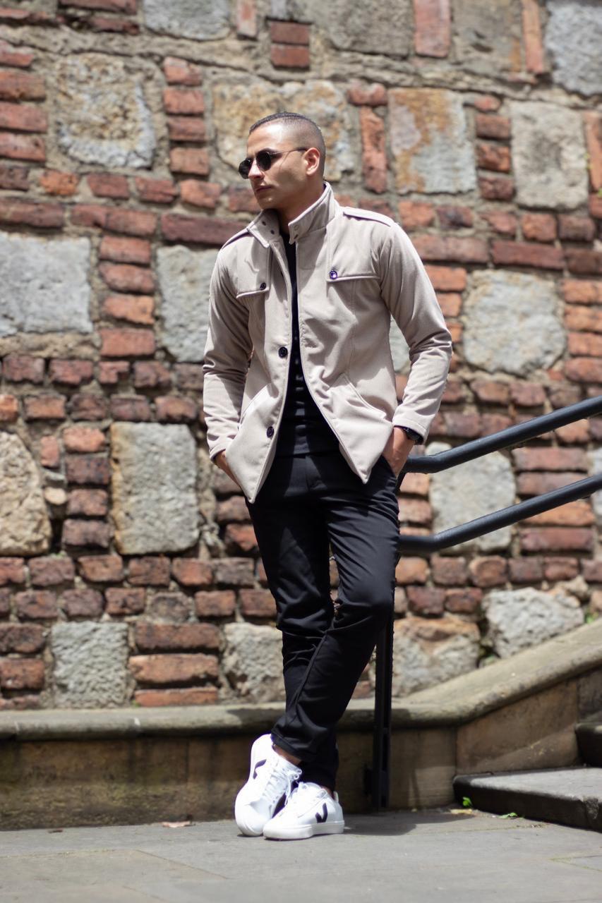Compra semi gabán formal Grecia en paño suave, disponible en tallas S a XL. Elegancia y abrigo ligero con envío rápido en Colombia.
