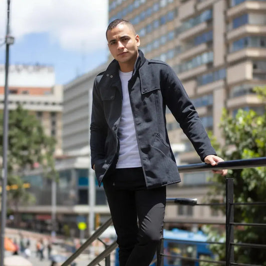 Compra semi gabán formal Grecia en paño suave, disponible en tallas S a XL. Elegancia y abrigo ligero con envío rápido en Colombia.