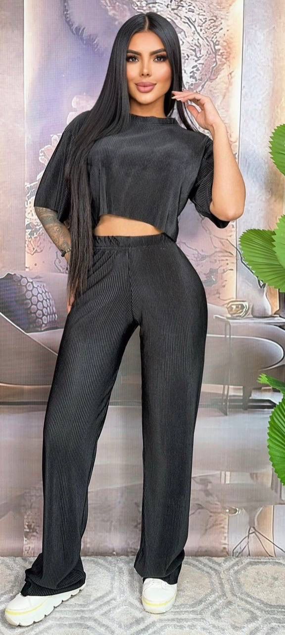 Compra Set Alice Clásico con camiseta, talla única ajustable a 6, 8 y 10. Moda femenina versátil con envío rápido en Colombia.