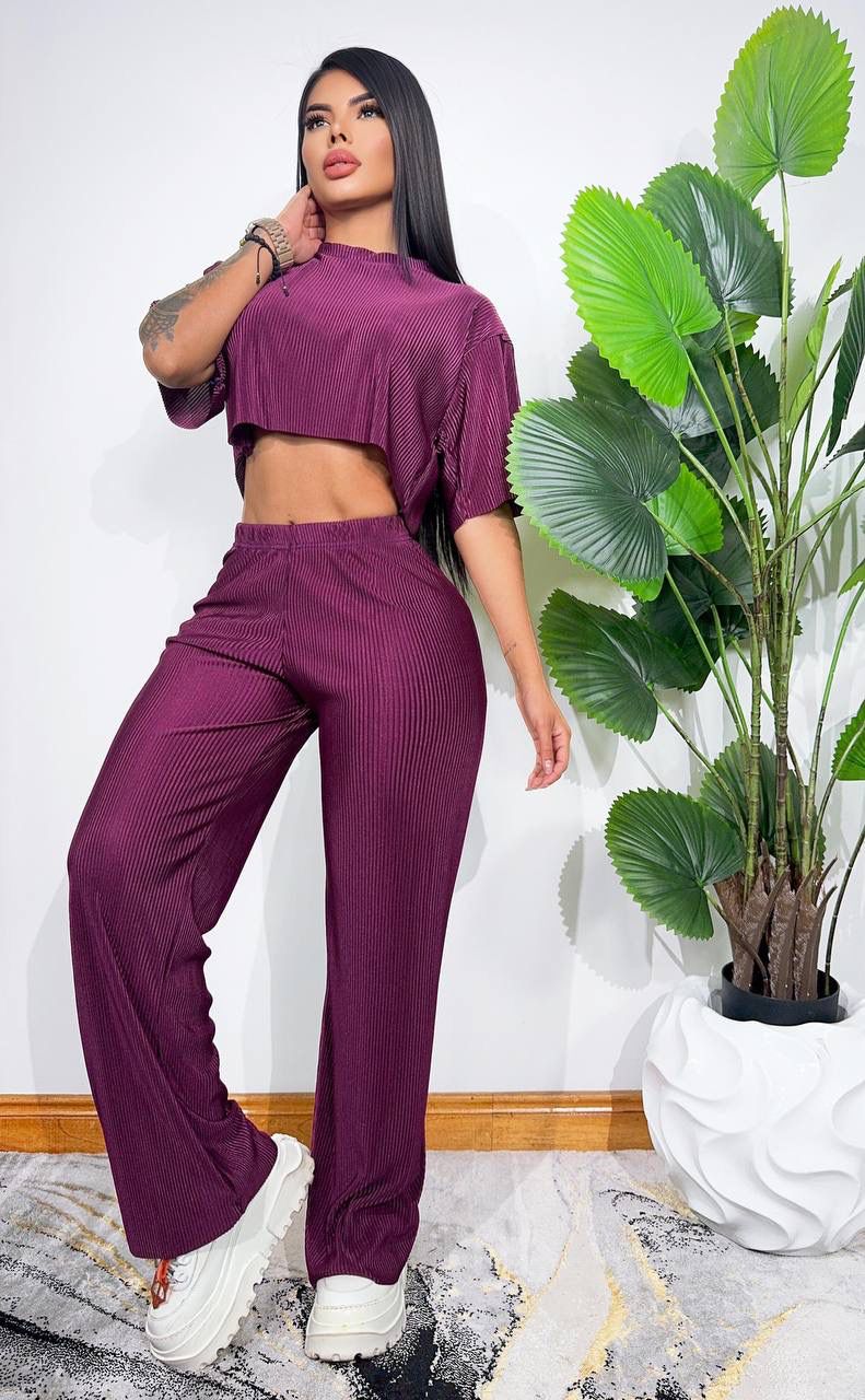 Compra Set Alice Clásico con camiseta, talla única ajustable a 6, 8 y 10. Moda femenina versátil con envío rápido en Colombia.