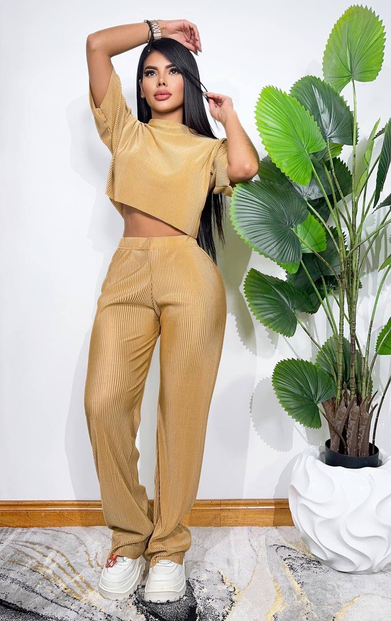 Compra Set Alice Clásico con camiseta, talla única ajustable a 6, 8 y 10. Moda femenina versátil con envío rápido en Colombia.