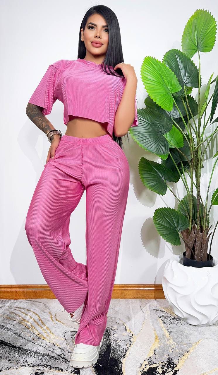 Compra Set Alice Clásico con camiseta, talla única ajustable a 6, 8 y 10. Moda femenina versátil con envío rápido en Colombia.