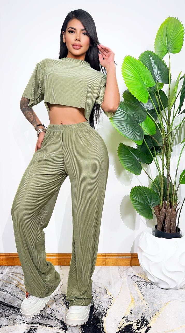 Compra Set Alice Clásico con camiseta, talla única ajustable a 6, 8 y 10. Moda femenina versátil con envío rápido en Colombia.