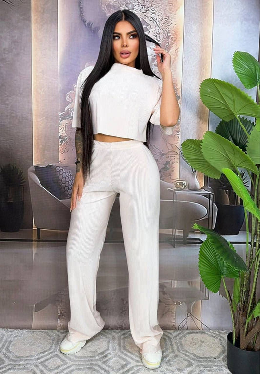 Compra Set Alice Clásico con camiseta, talla única ajustable a 6, 8 y 10. Moda femenina versátil con envío rápido en Colombia.