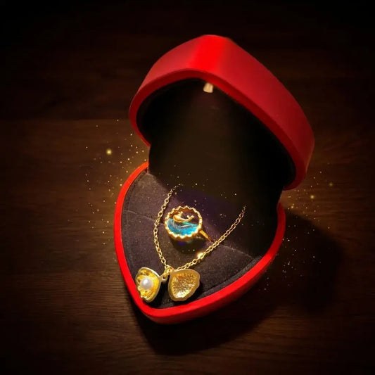 Set de collar y anillo ballena para mujer con caja corazón LED. Incluye anillo ajustable y collar inspirado en el mar, ideal para aniversarios, cumpleaños y regalos especiales.