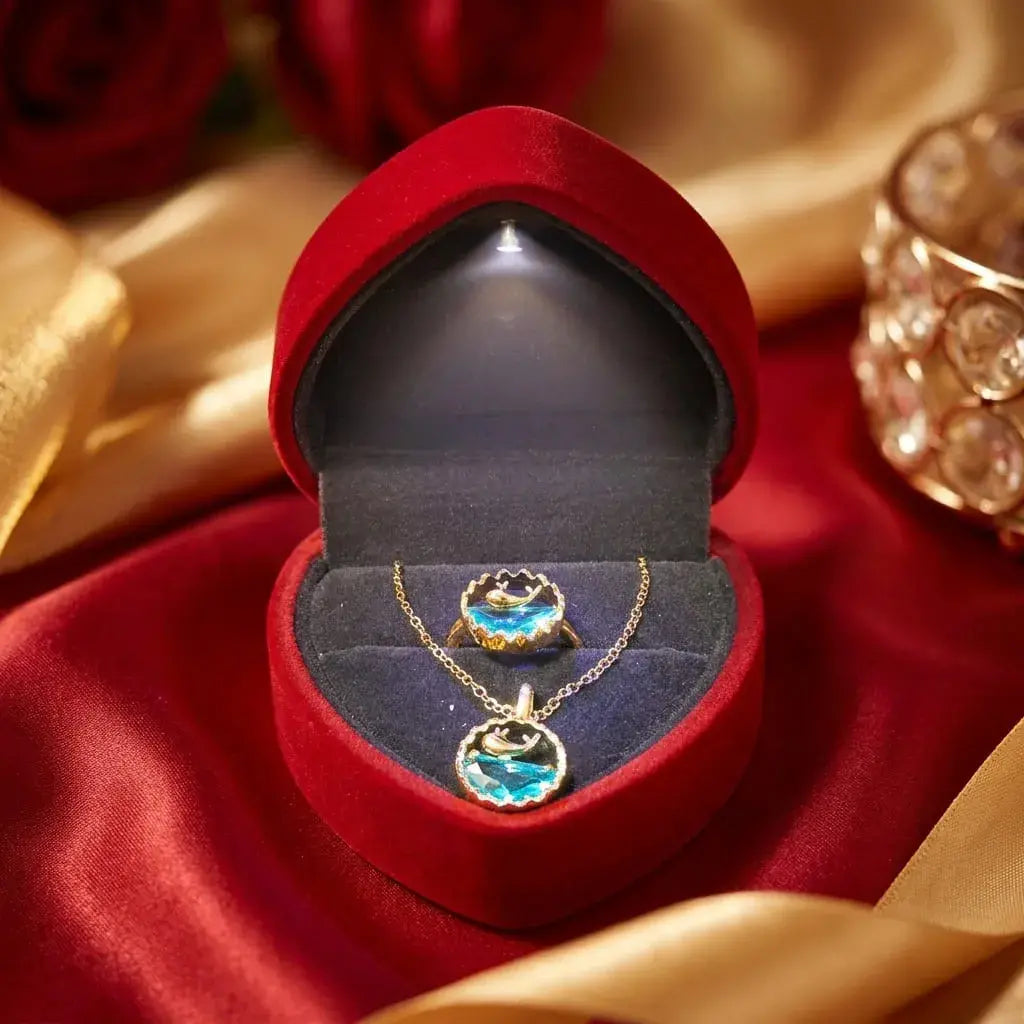 Set de collar y anillo ballena para mujer con caja corazón LED. Incluye anillo ajustable y collar inspirado en el mar, ideal para aniversarios, cumpleaños y regalos especiales.