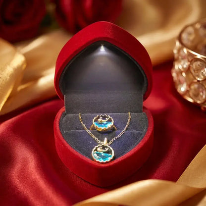 Set de collar y anillo ballena para mujer con caja corazón LED. Incluye anillo ajustable y collar inspirado en el mar, ideal para aniversarios, cumpleaños y regalos especiales.