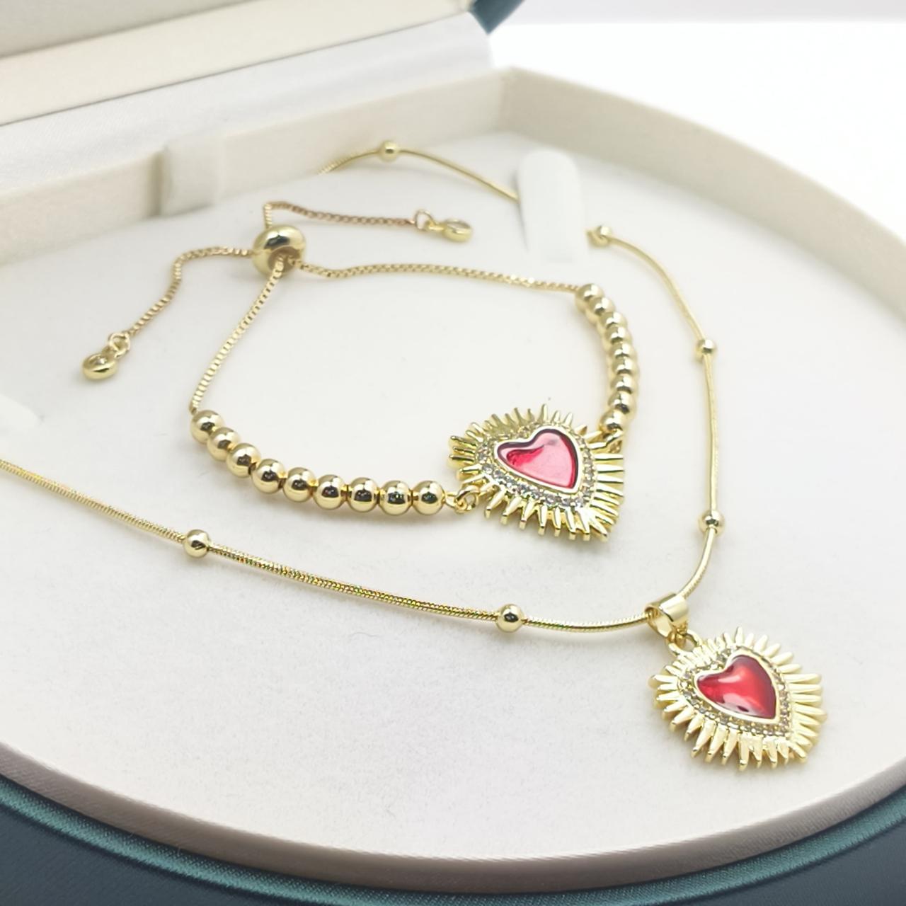 Set collar y pulsera Corazón de Jesús en acero quirúrgico con zirconias, incluye estuche de regalo elegante.