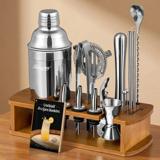 Set de coctelería en acero inoxidable con coctelera de 750 ml, soporte de bambú, colador, jigger, cuchara, pinzas, sacacorcho y accesorios para bar.