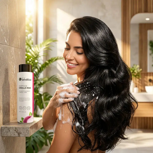 Shampoo anticaída y crecimiento con cebolla roja y extractos botánicos. Limpia suavemente, fortalece el cabello y cuida el cuero cabelludo. Libre de sulfatos, parabenos y siliconas. Ideal para uso frecuente.