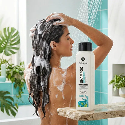 Shampoo antiresiduo pH 8 para limpieza profunda del cabello, elimina residuos y prepara la fibra capilar para procesos de alisado más efectivos.