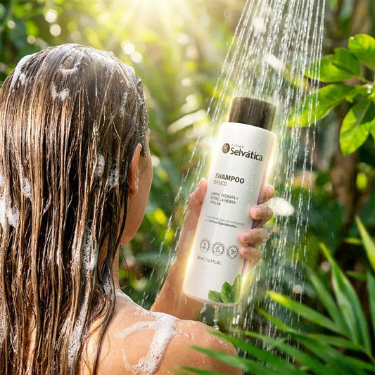Shampoo capilar básico de uso diario que limpia suavemente, aporta nutrientes esenciales y sirve como base para tratamientos capilares personalizados.