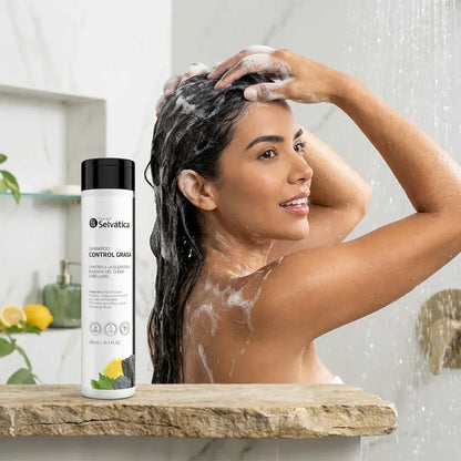 Shampoo para cabello graso con carbón activado que purifica, controla la grasa y deja el cabello fresco, ligero y equilibrado, ideal para uso frecuente.
