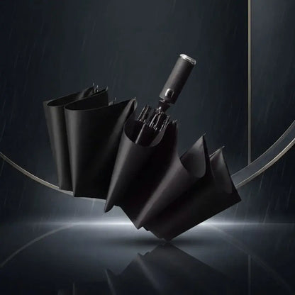 Sombrilla compacta con linterna LED integrada, tela impermeable, mango ergonómico y estructura reforzada. Ideal para lluvia, noche, viajes y uso diario.