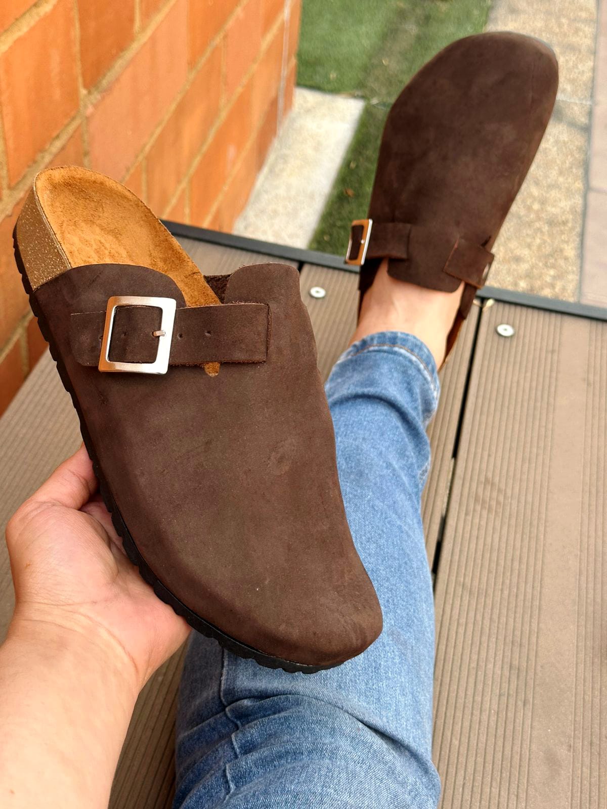 Compra suecos tipo sandalia unisex en cuero, cómodos, resistentes y antideslizantes, ideales para uso diario y caminatas.