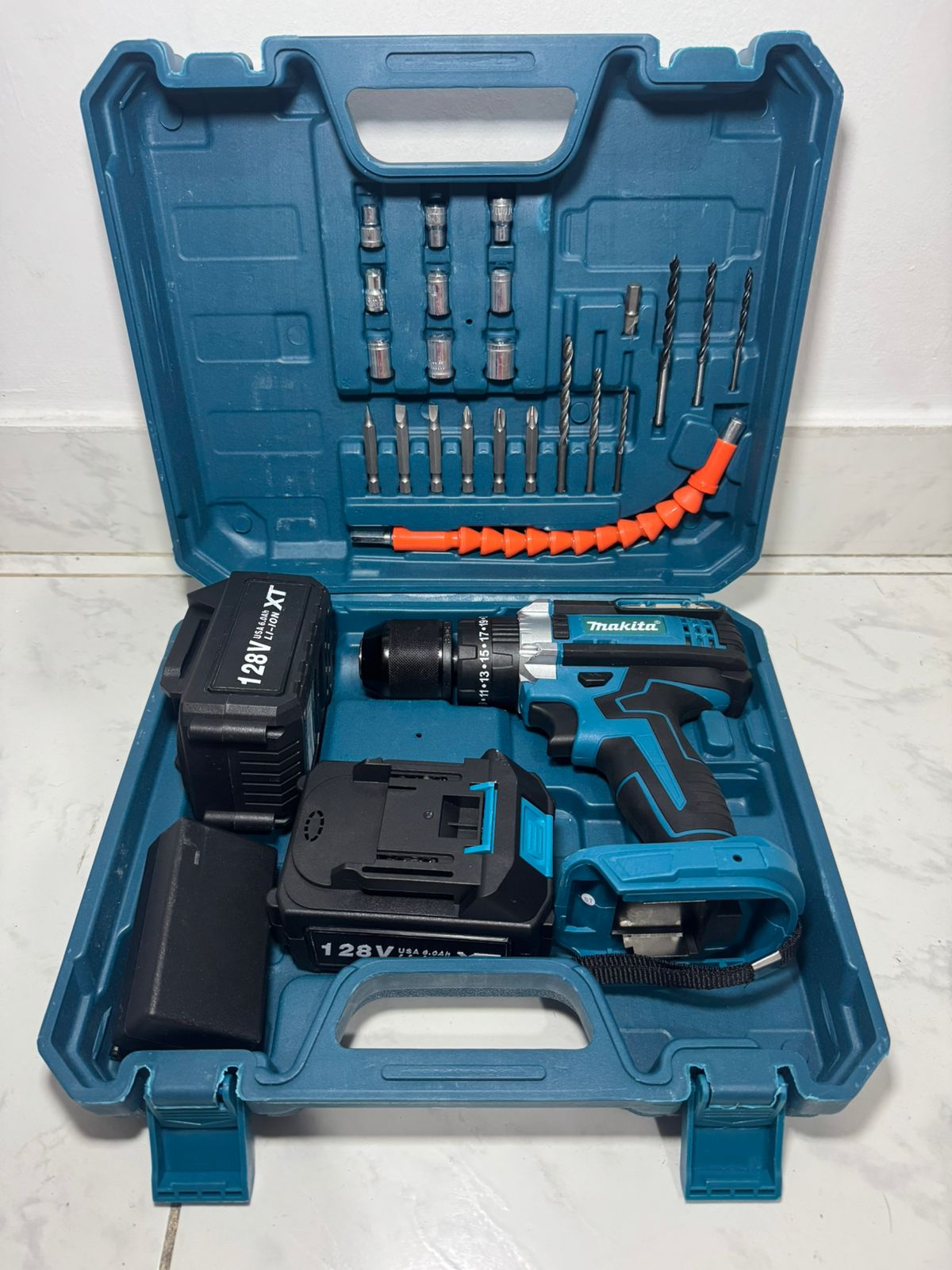 Taladro percutor inalámbrico 128V con doble batería, cargador rápido, maletín y accesorios completos. Ideal para perforar y atornillar en casa o trabajo.