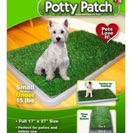 Tapete Entrenador para Perros con césped sintético, sistema de 3 capas, bandeja de drenaje y diseño reutilizable para entrenamiento sanitario en interiores.