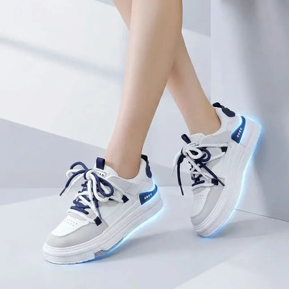 Tenis ADM para mujer importados con gamuza, malla transpirable y suela EVA antideslizante. Disponibles en negro, azul y rosado, tallas EUR 36 a 40.