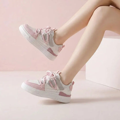 Tenis ADM para mujer importados con gamuza, malla transpirable y suela EVA antideslizante. Disponibles en negro, azul y rosado, tallas EUR 36 a 40.