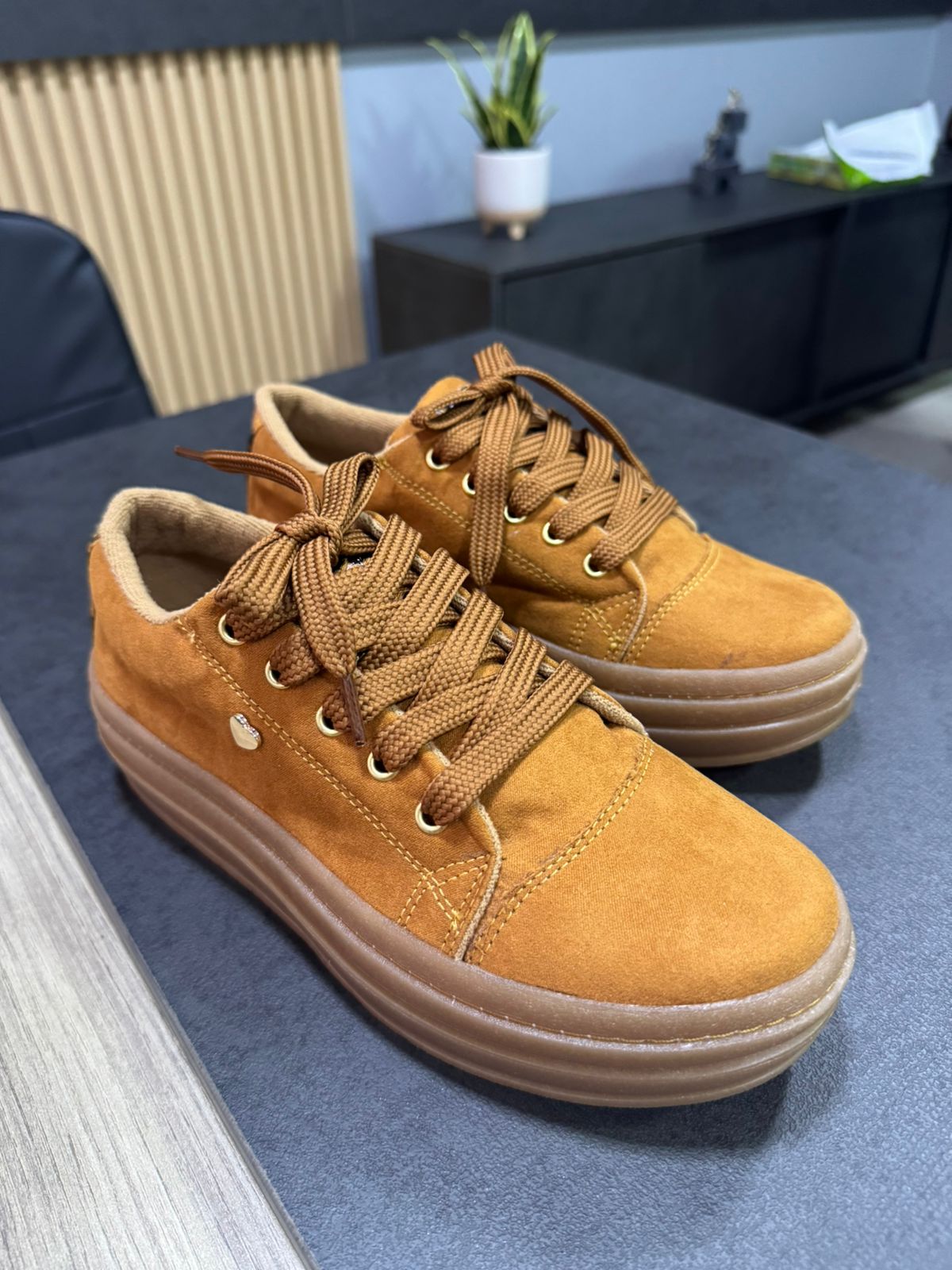 Tenis Bold 2.0 en lince y carnaza con suela expanso crepé ultraliviana cosida. Diseño moderno, resistente y cómodo para uso diario en Colombia.