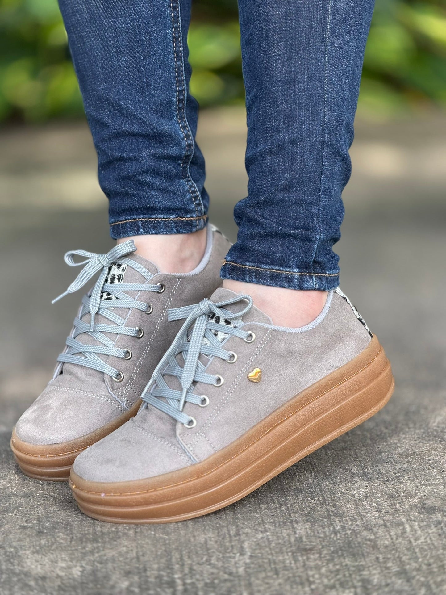 Tenis casual Cora en lince y carnaza con suela expanso crepé ultraliviana cosida. Modernos, resistentes e incluyen caja para Colombia.