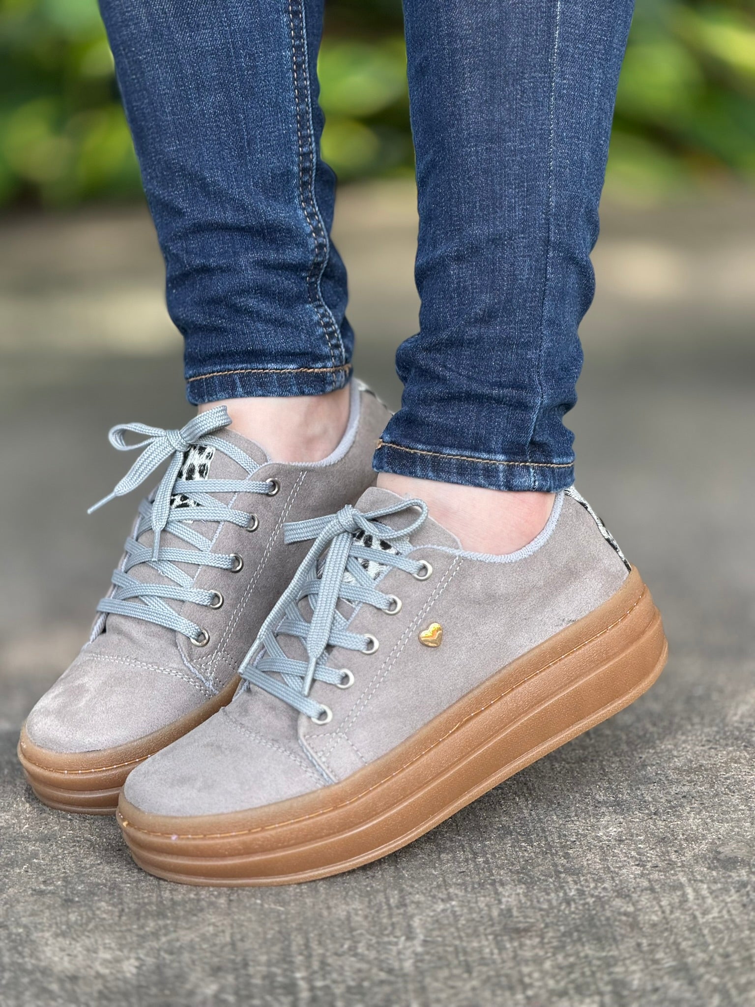 Tenis casual Cora en lince y carnaza con suela expanso crepé ultraliviana cosida. Modernos, resistentes e incluyen caja para Colombia.
