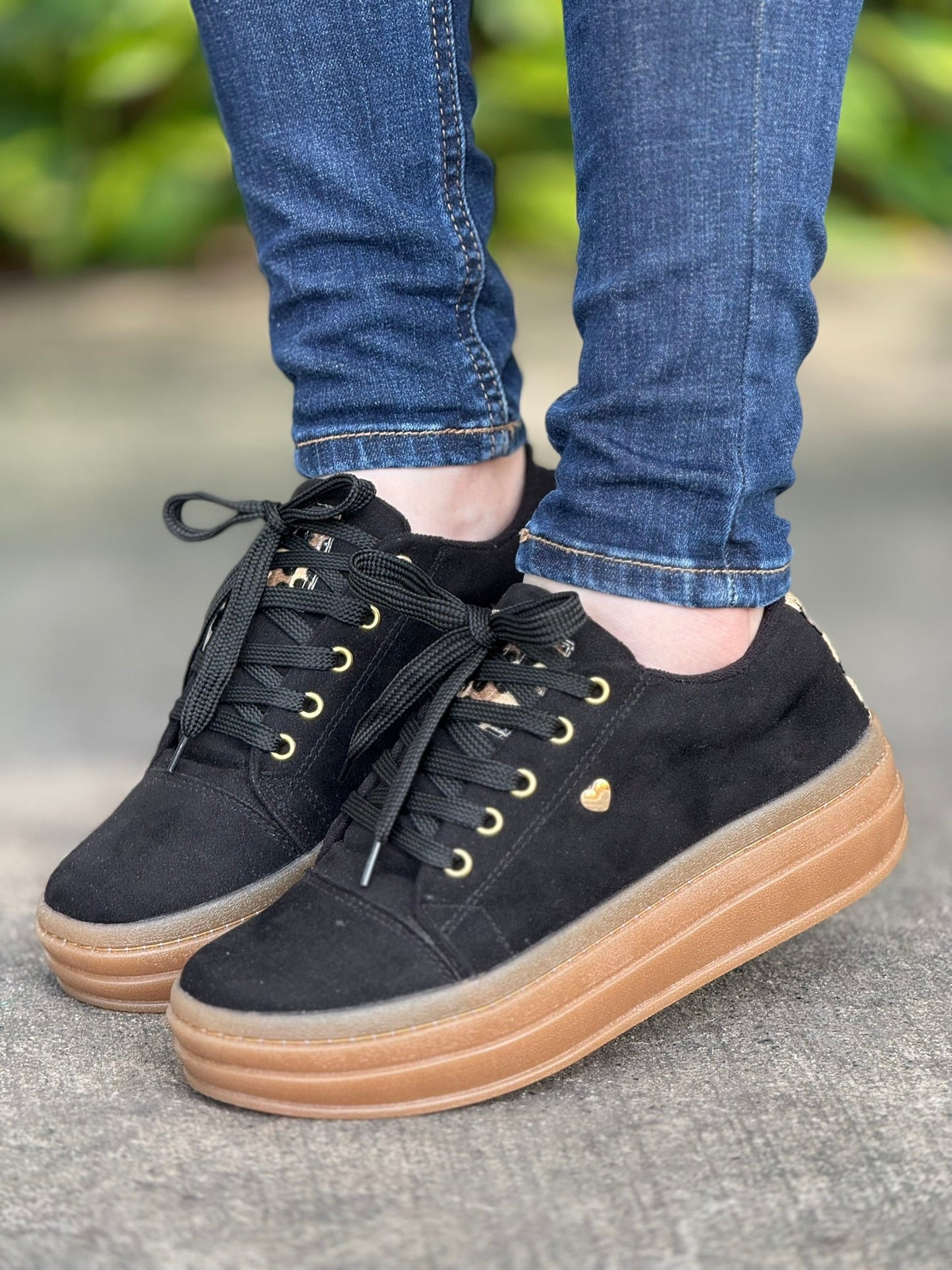 Tenis casual Cora en lince y carnaza con suela expanso crepé ultraliviana cosida. Modernos, resistentes e incluyen caja para Colombia.
