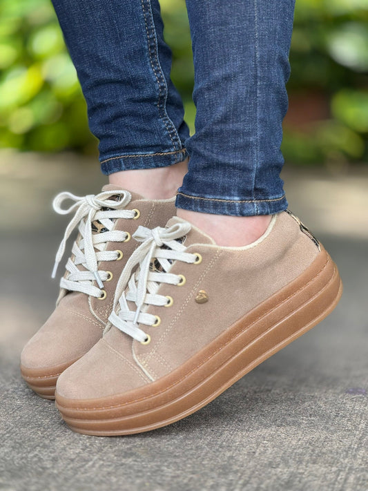 Tenis casual Cora en lince y carnaza con suela expanso crepé ultraliviana cosida. Modernos, resistentes e incluyen caja para Colombia.
