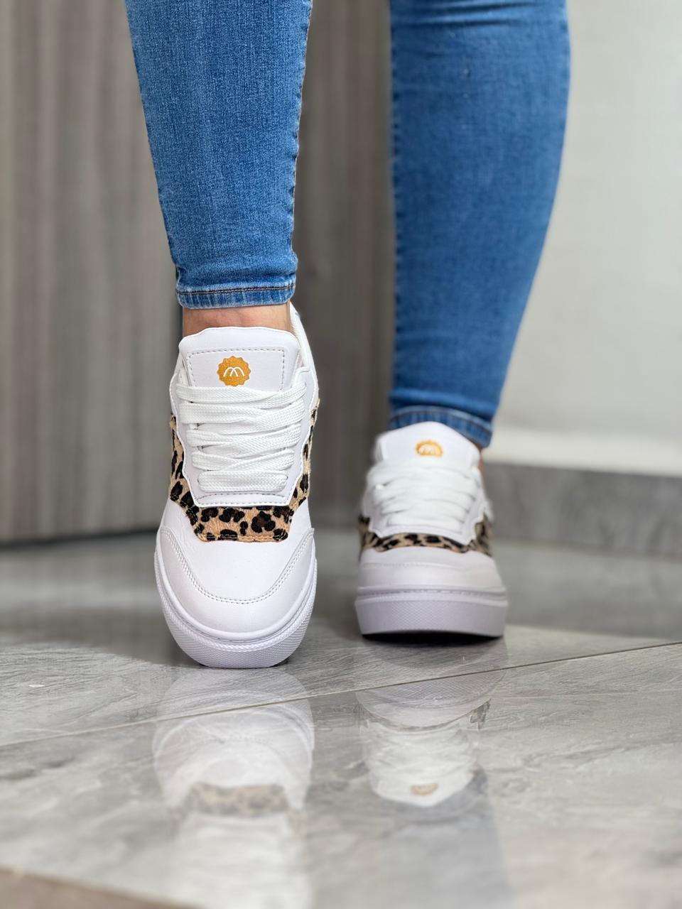 Tenis casual para mujer en sintético con detalles animal print y suela expanso ultraliviana. Cómodos, modernos y perfectos para uso diario en Colombia.