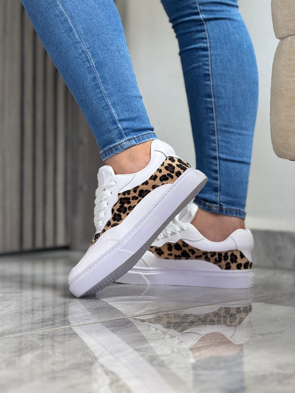 Tenis casual para mujer en sintético con detalles animal print y suela expanso ultraliviana. Cómodos, modernos y perfectos para uso diario en Colombia.