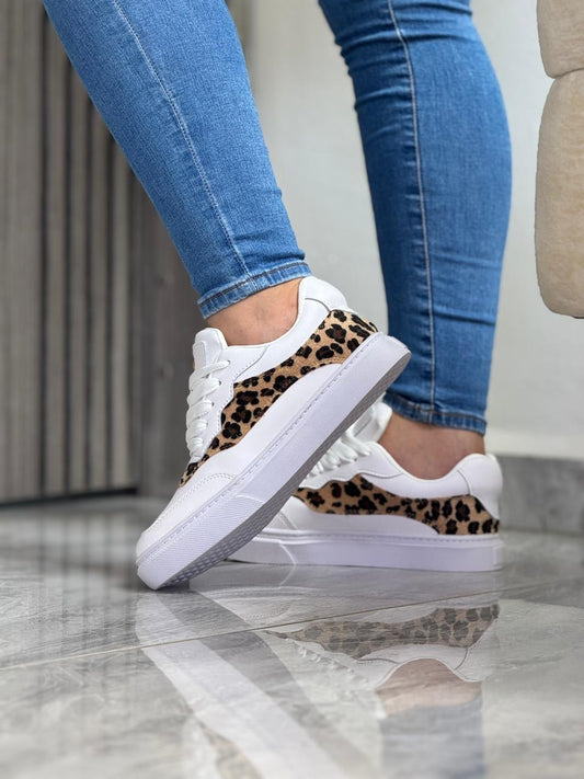 Tenis casual para mujer en sintético con detalles animal print y suela expanso ultraliviana. Cómodos, modernos y perfectos para uso diario en Colombia.