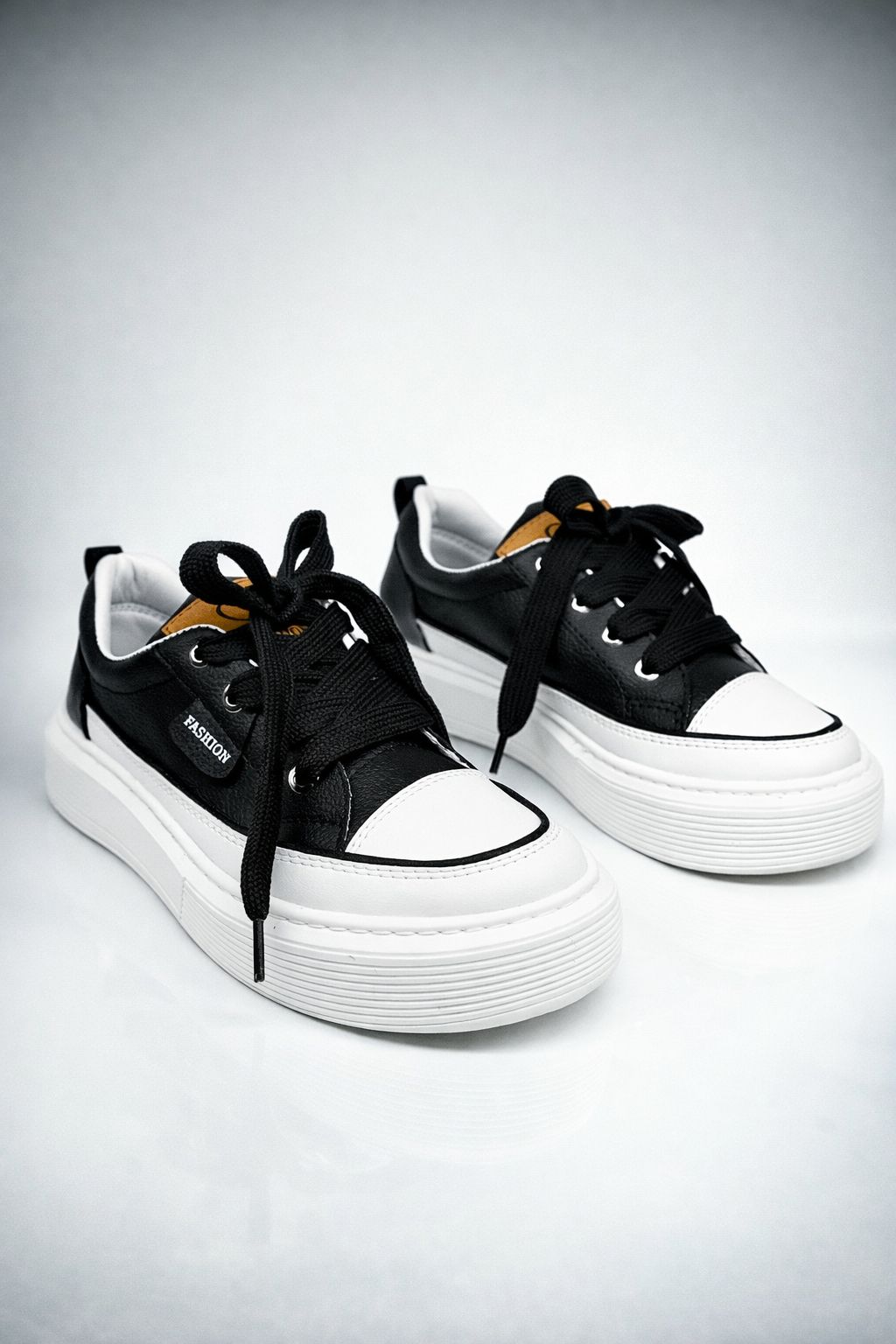 Tenis fashion dama con plataforma chunky, suela EVA ultraliviana y diseño moderno. Cómodos, resistentes y perfectos para uso diario en Colombia.