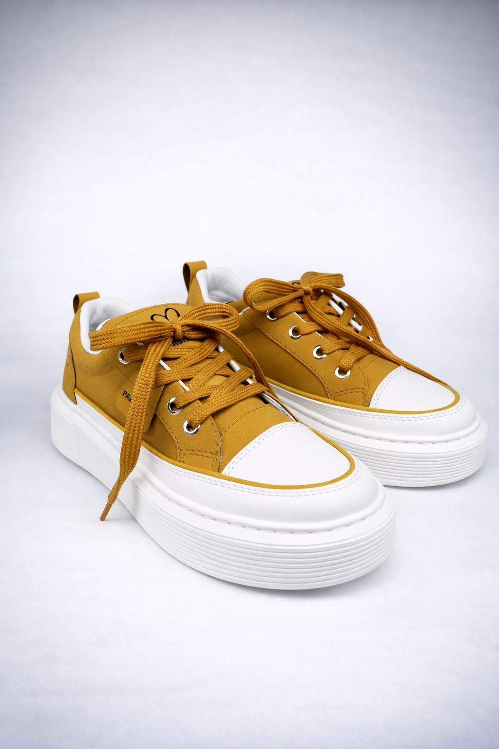 Tenis fashion dama con plataforma chunky, suela EVA ultraliviana y diseño moderno. Cómodos, resistentes y perfectos para uso diario en Colombia.