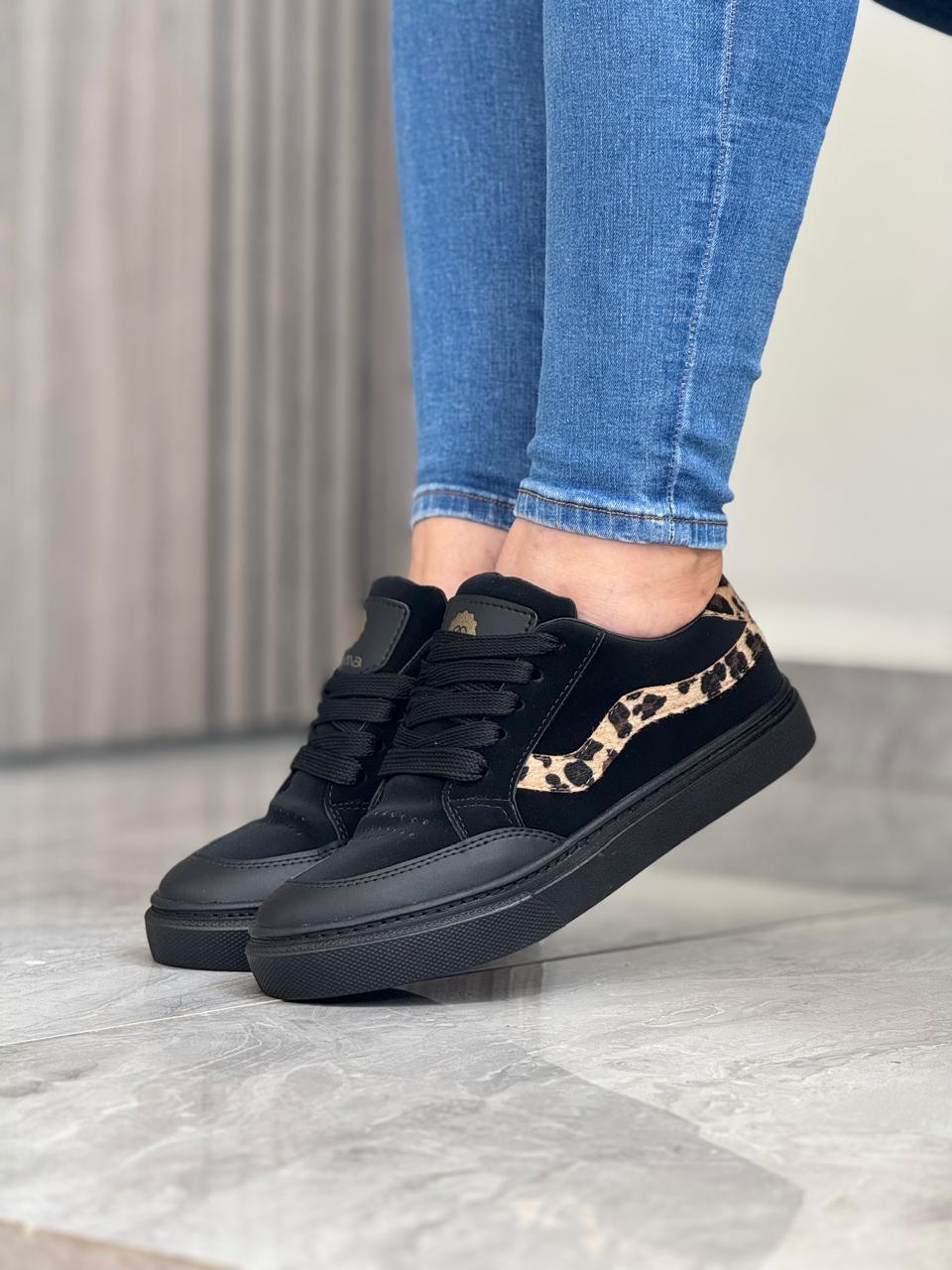 Tenis casual dama en nobuck sintético negro con detalles animal print y suela expanso ultraliviana. Cómodos y modernos para uso diario en Colombia.