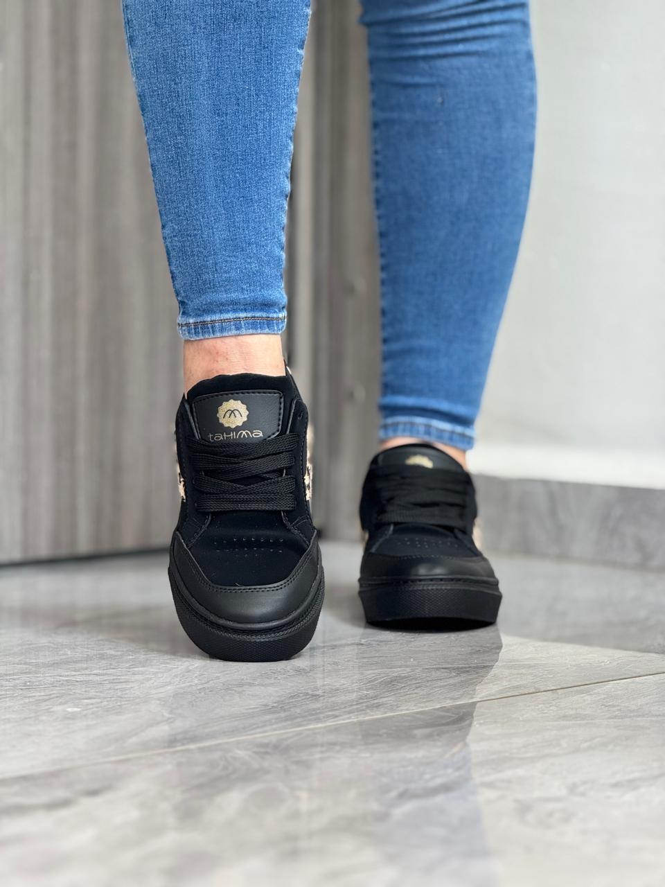 Tenis casual dama en nobuck sintético negro con detalles animal print y suela expanso ultraliviana. Cómodos y modernos para uso diario en Colombia.