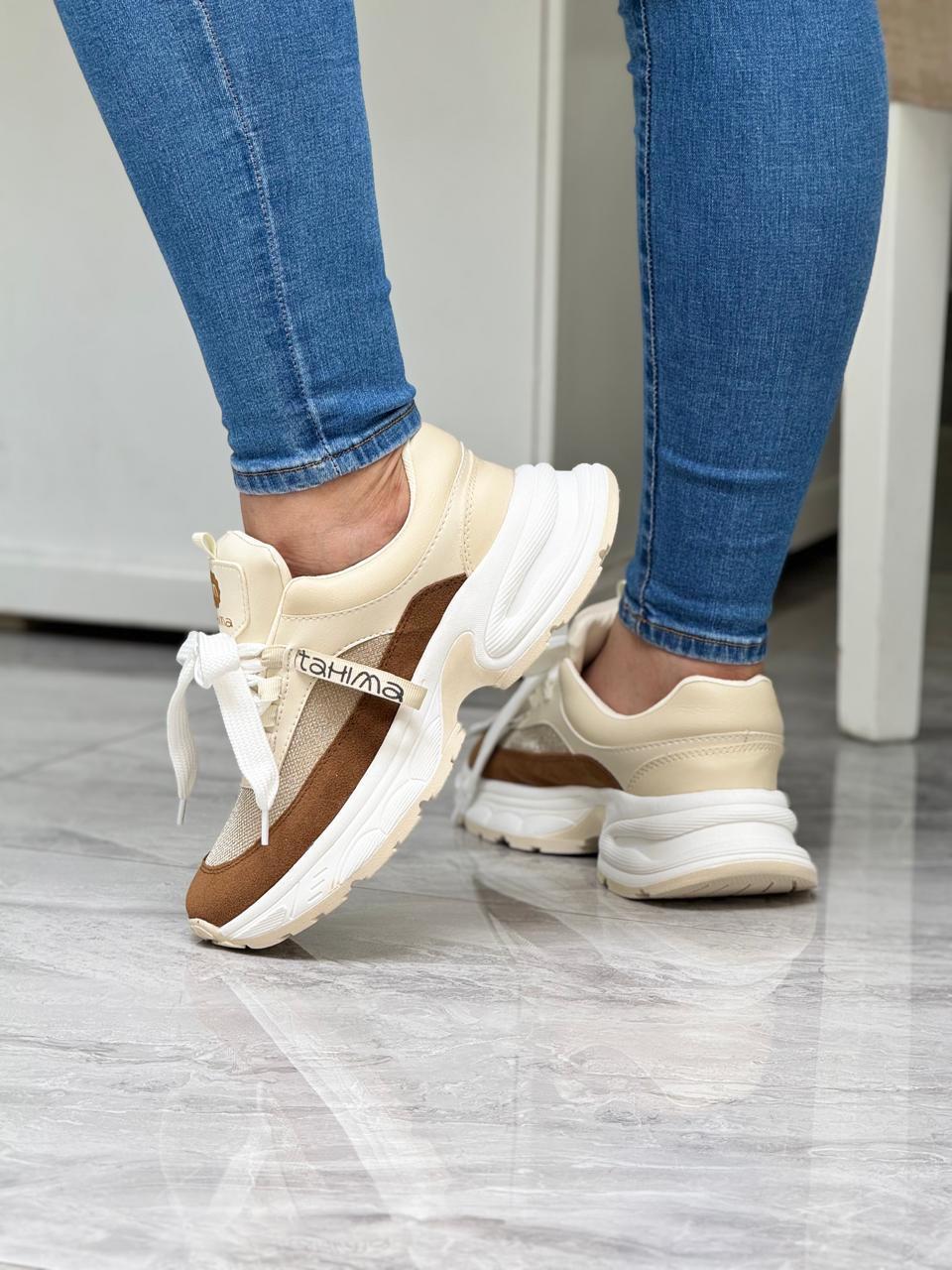 Tenis deportivo dama Tany en sintético con detalles en charol y suela expanso ultraliviana. Cómodos, modernos y perfectos para uso diario en Colombia.