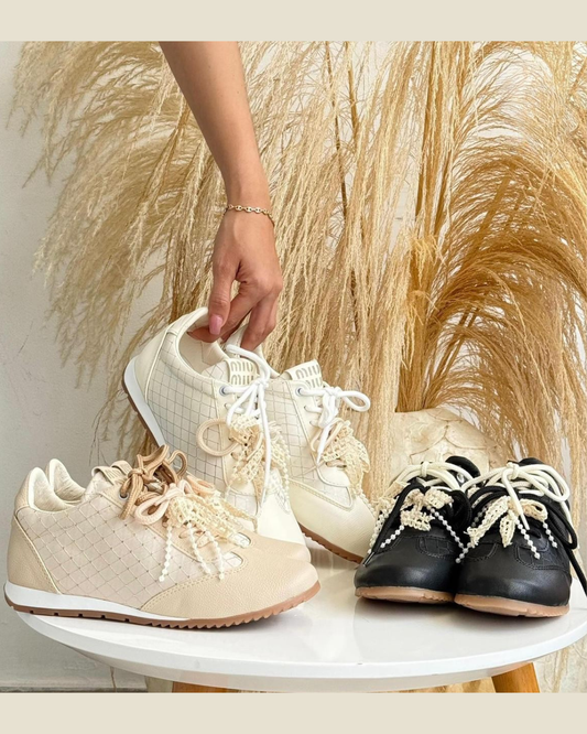 Tenis casual elegante para dama en sintético premium con encaje, perlas, plantilla confort y suela liviana. Cómodo, femenino y versátil para uso diario.