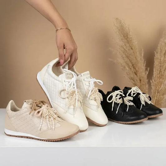 Tenis casual elegante para dama en sintético premium con encaje, perlas, plantilla confort y suela liviana. Cómodo, femenino y versátil para uso diario.