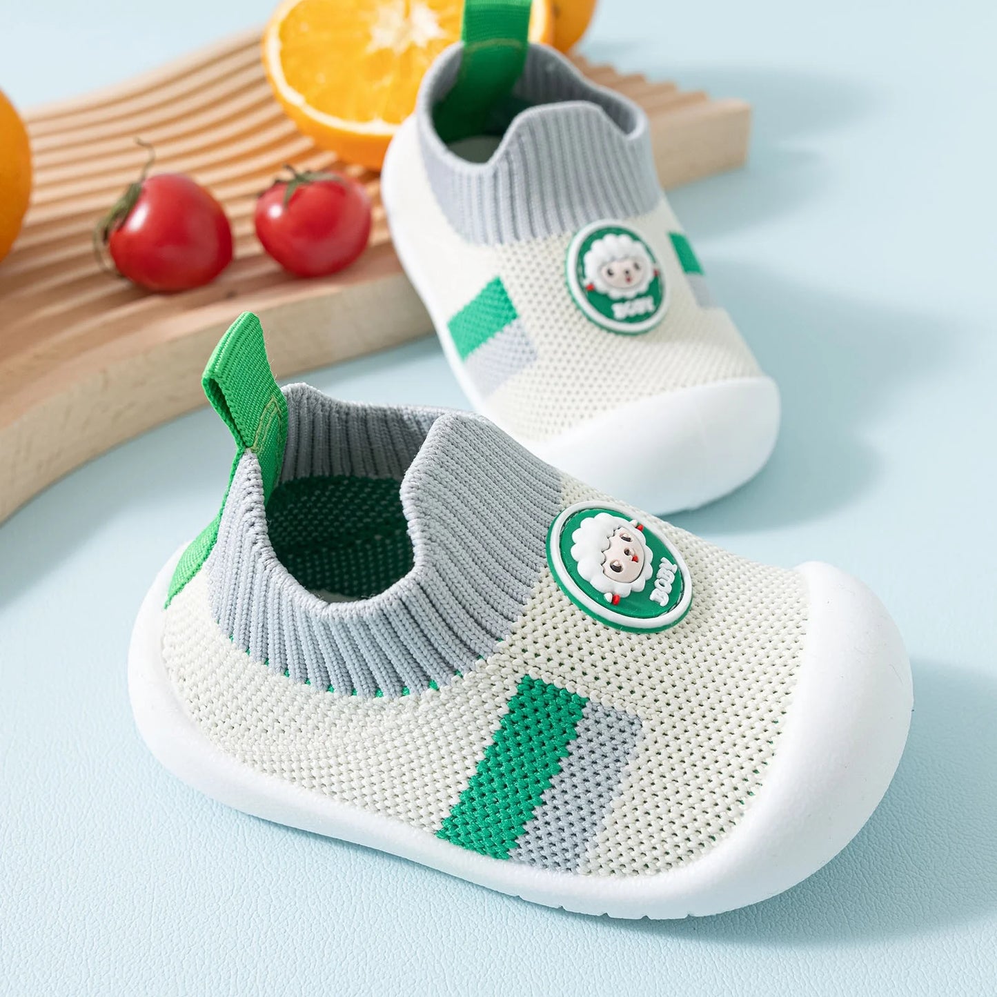 Tenis deportivos para niño ligeros y transpirables con suela antideslizante, protección de tobillo y punta reforzada. Ideales para deporte, escuela y uso diario.