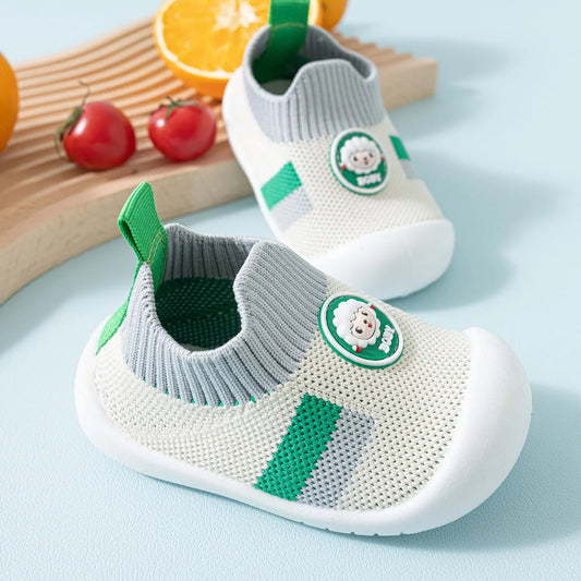 Tenis deportivos para niño ligeros y transpirables con suela antideslizante, protección de tobillo y punta reforzada. Ideales para deporte, escuela y uso diario.