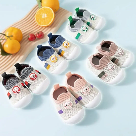 Tenis deportivos para niño ligeros y transpirables con suela antideslizante, protección de tobillo y punta reforzada. Ideales para deporte, escuela y uso diario.