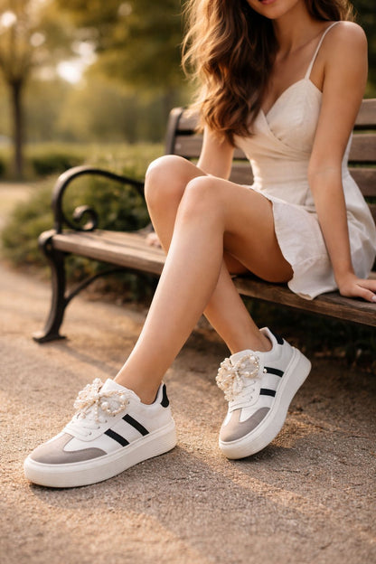Tenis dama Loving con perlas y encaje removible, plataforma ergonómica y acabado en sintético tipo cuero. Estilo delicado y cómodo para Colombia.