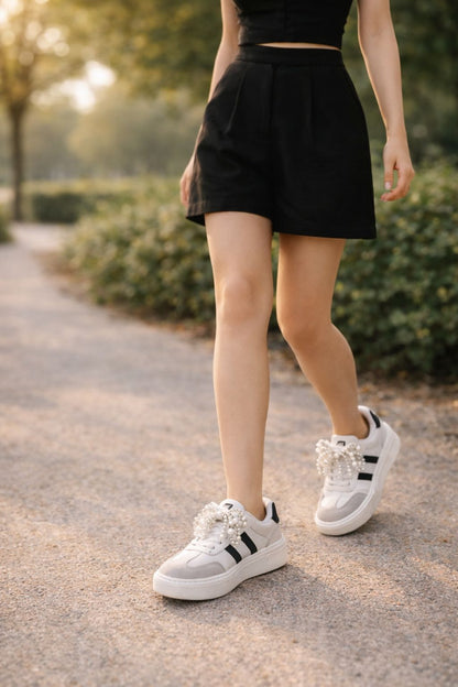 Tenis dama Loving con perlas y encaje removible, plataforma ergonómica y acabado en sintético tipo cuero. Estilo delicado y cómodo para Colombia.