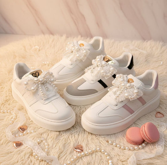 Tenis dama Loving con perlas y encaje removible, plataforma ergonómica y acabado en sintético tipo cuero. Estilo delicado y cómodo para Colombia.