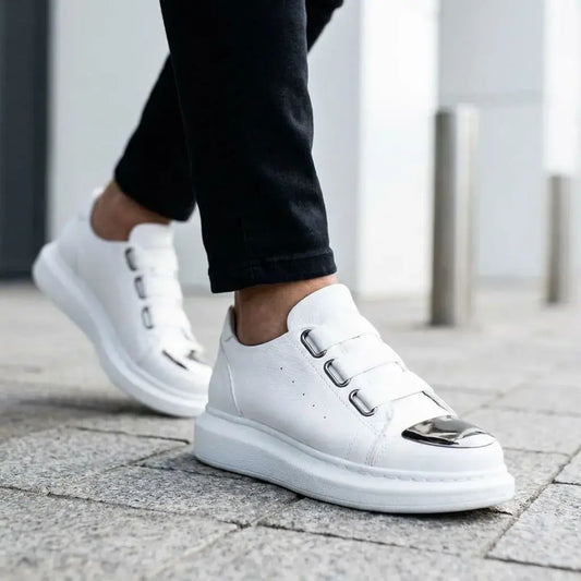 Tenis Unisex Charol Casual Deportivo con punta en charol, material sintético resistente y suela inyectada cómoda. Ideales para uso diario y estilo urbano.