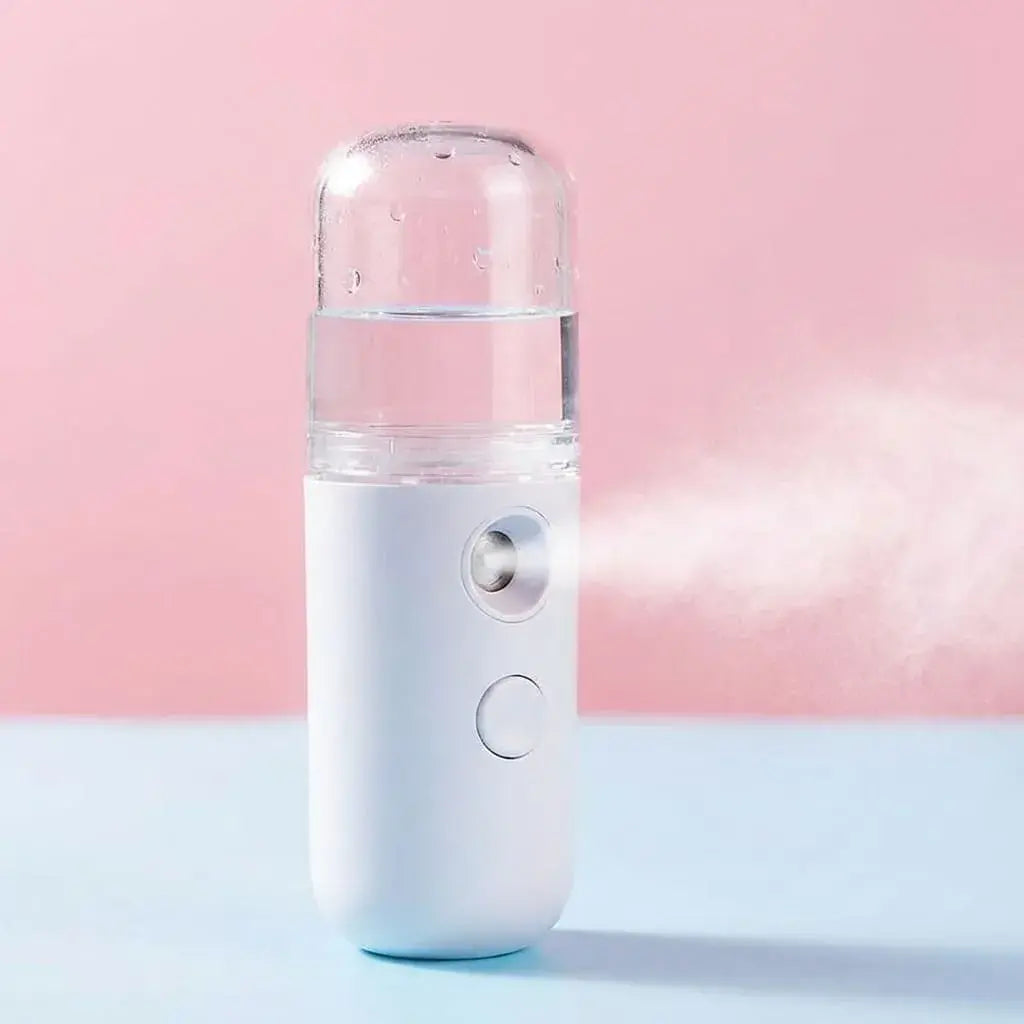 Nano vaporizador facial portátil recargable por USB con tanque de 20 ml. Ideal para hidratar y refrescar la piel en cualquier momento.