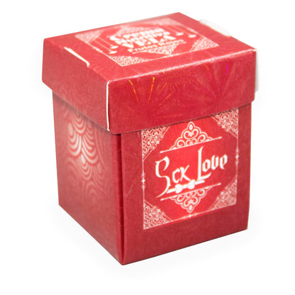 Vela masajeadora Frutos Rojos de 30 g que se derrite en aceite tibio para masajes relajantes. Hidrata la piel y crea una experiencia sensorial para adultos.